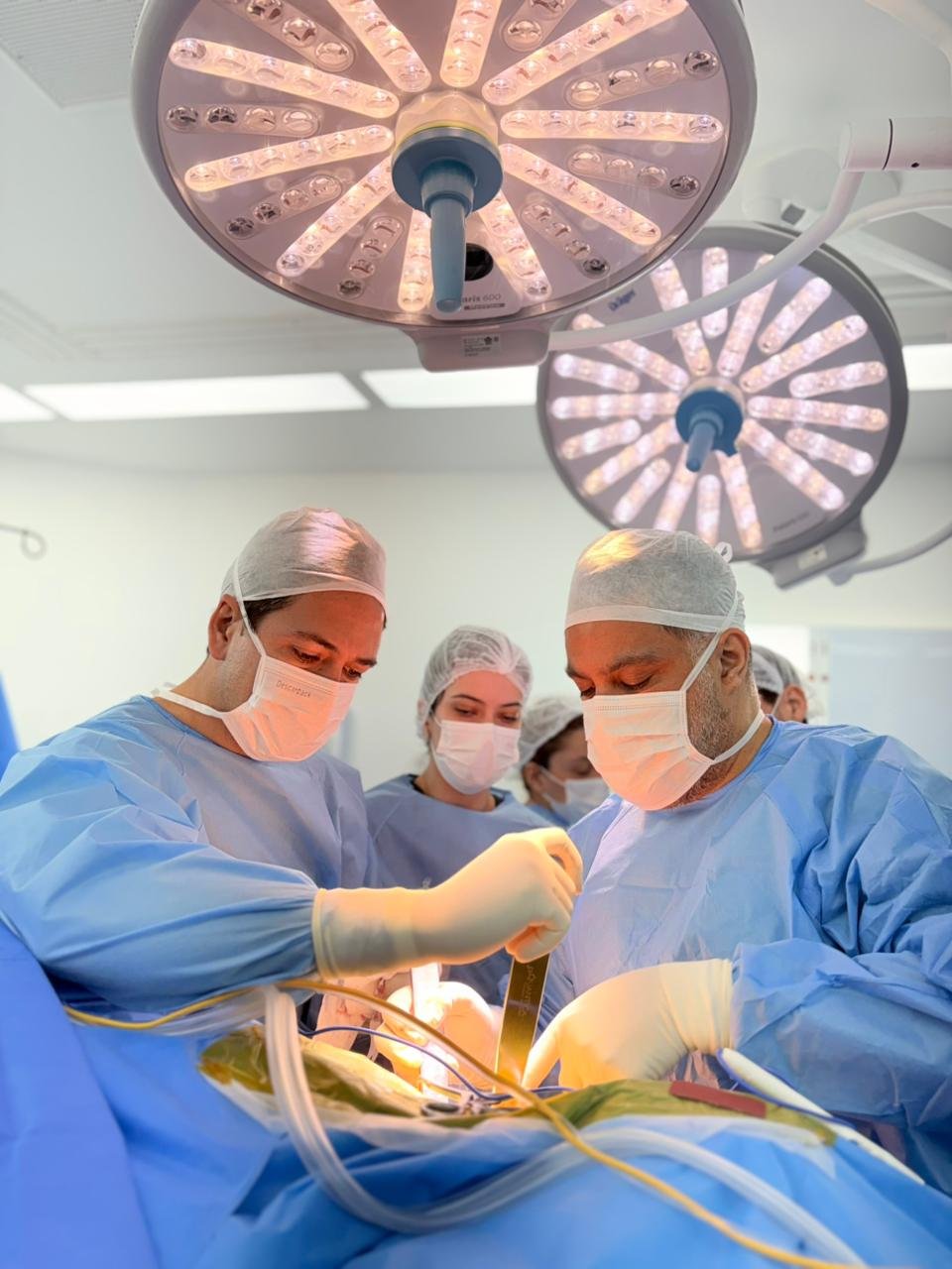 Equipe em cirurgia ortopédica